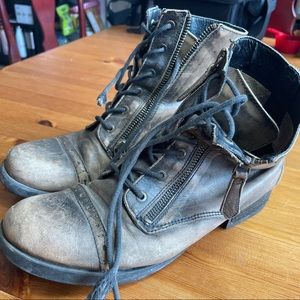 3/$20 🌟 Weathered brown faux leather boots